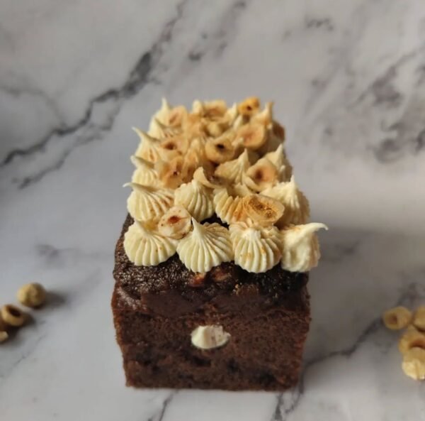 HAZELNUT CAKE WITH WHITE CHOCOLATE MOUSSE