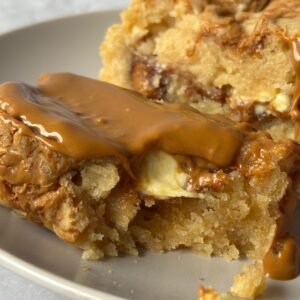 VANILLA BISCOFF & WHITE CHOCOLATE TEA CAKE